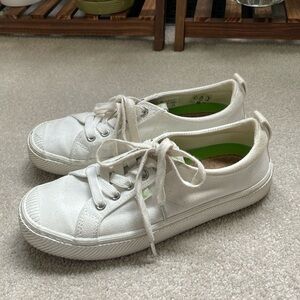 Cariuma white canvas sneakers